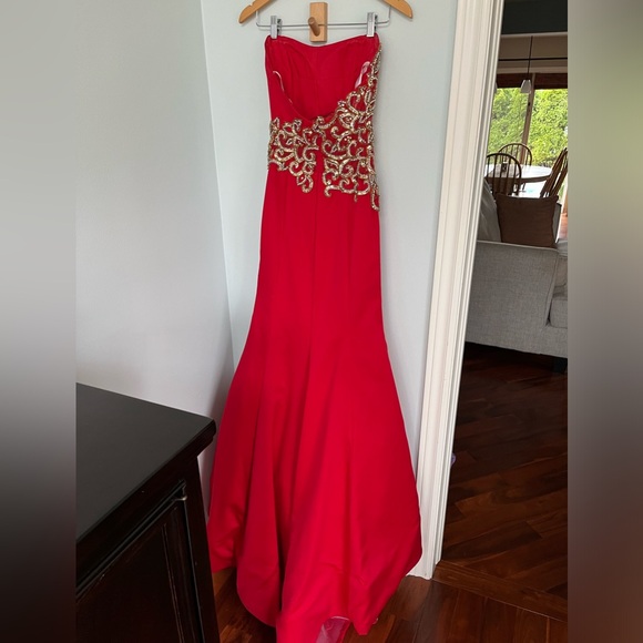 Which gal has the right party to wear this Stunning Tiffany Gown sz 0 - Picture 1 of 9